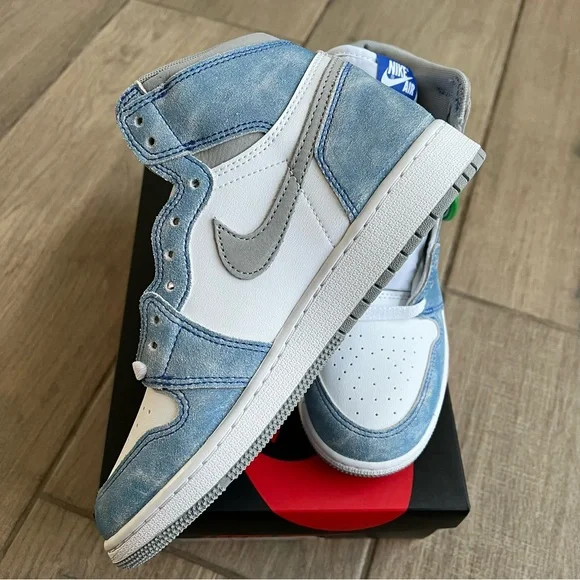 AIR JORDAN 1 HIGH OG GS "HYPER ROYAL" - Picture 4 of 9